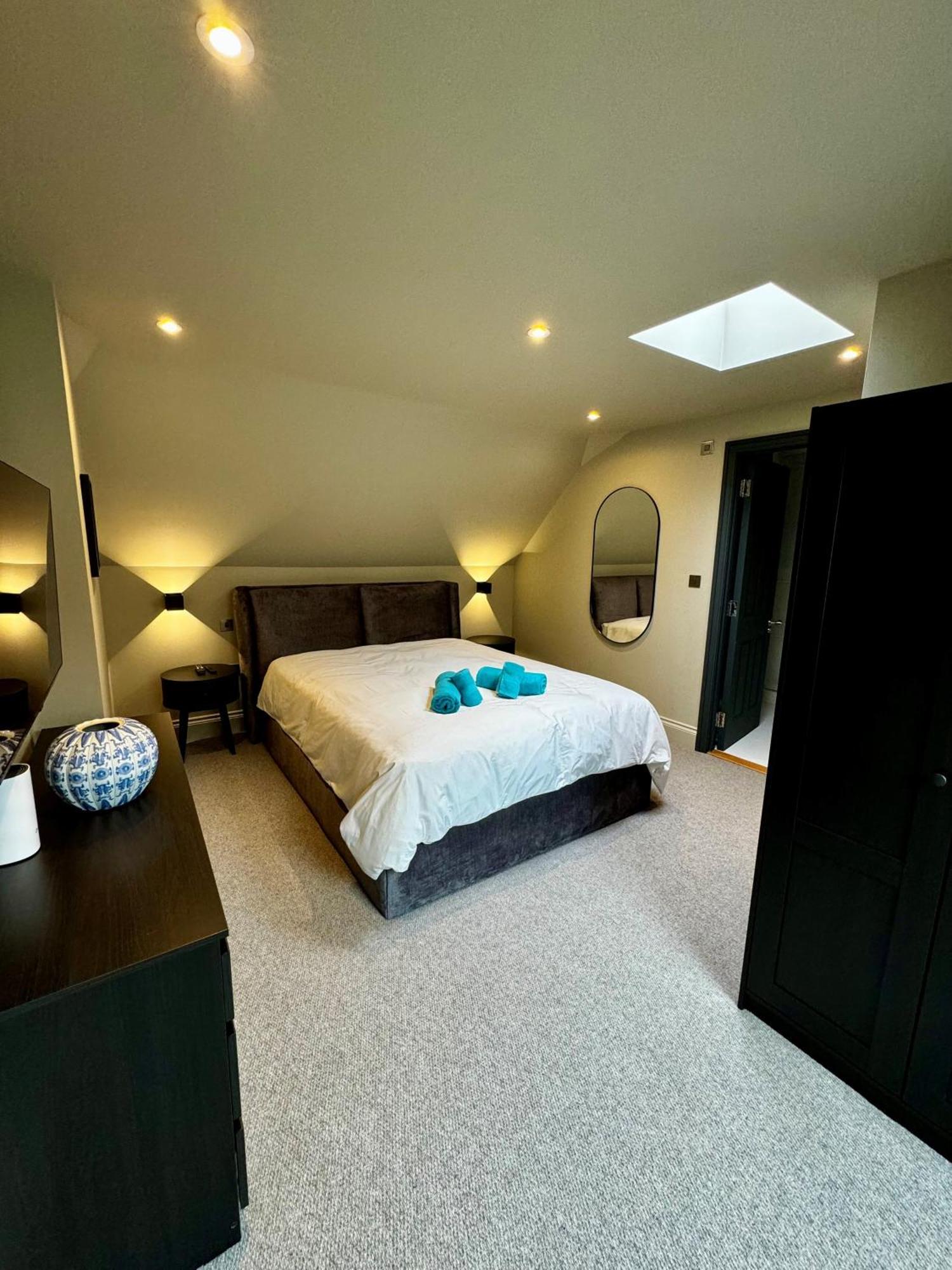 Romeo'S Arch High End Luxury In Centre Of Stratford With Parking Apartment Exterior photo